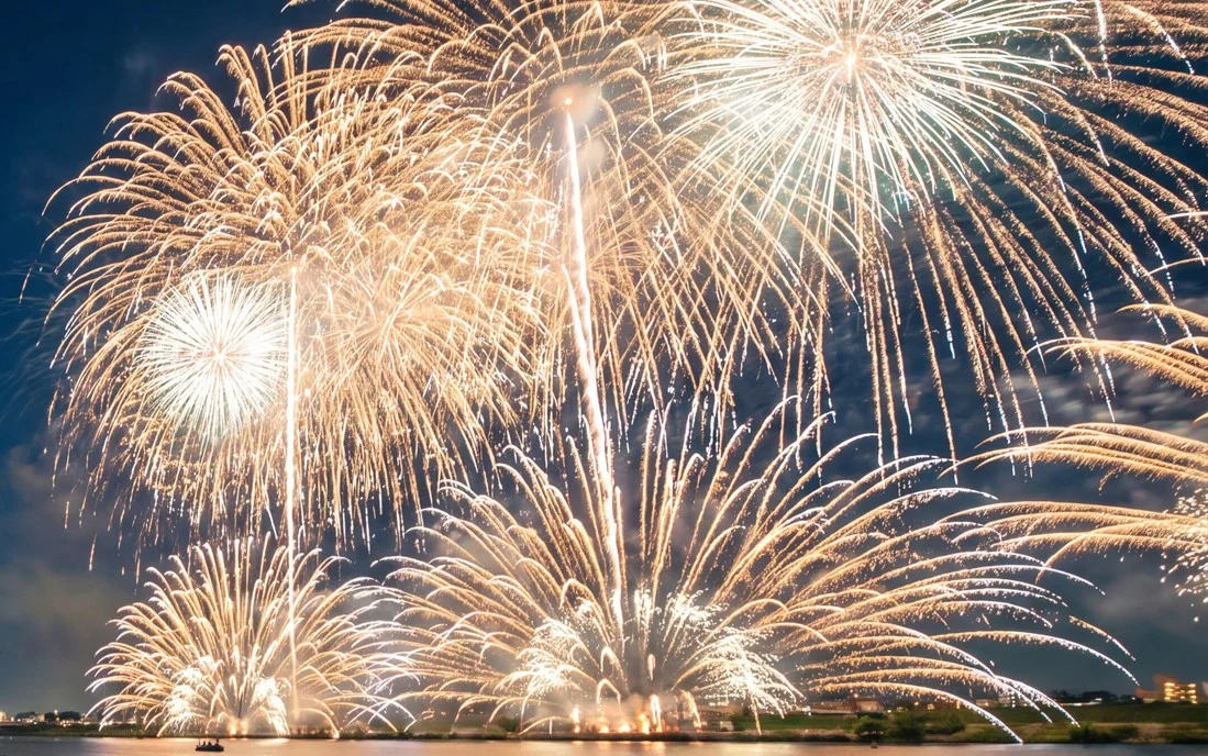 夜空いっぱいに開く金色の花火