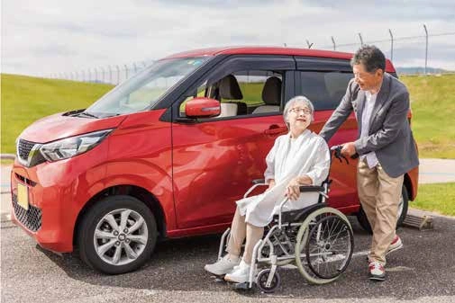 車で来場し、車椅子のご家族が車から降りるようす