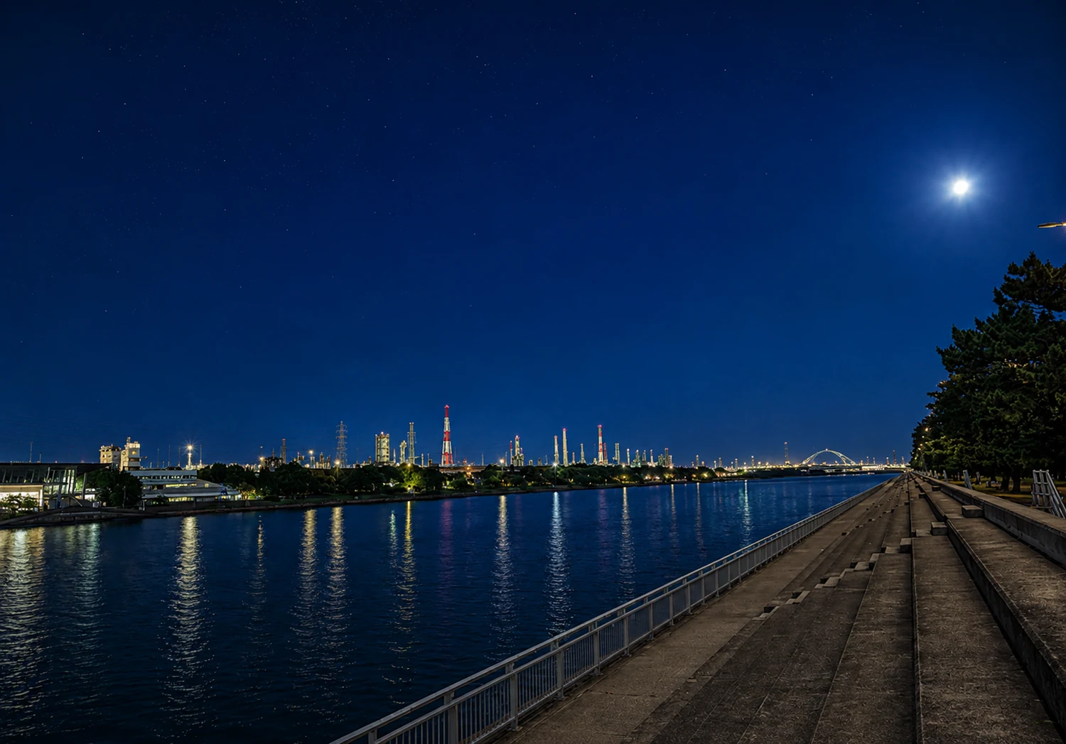 夜の堤防から浜寺水路を望むようす。対岸に臨海部の灯り